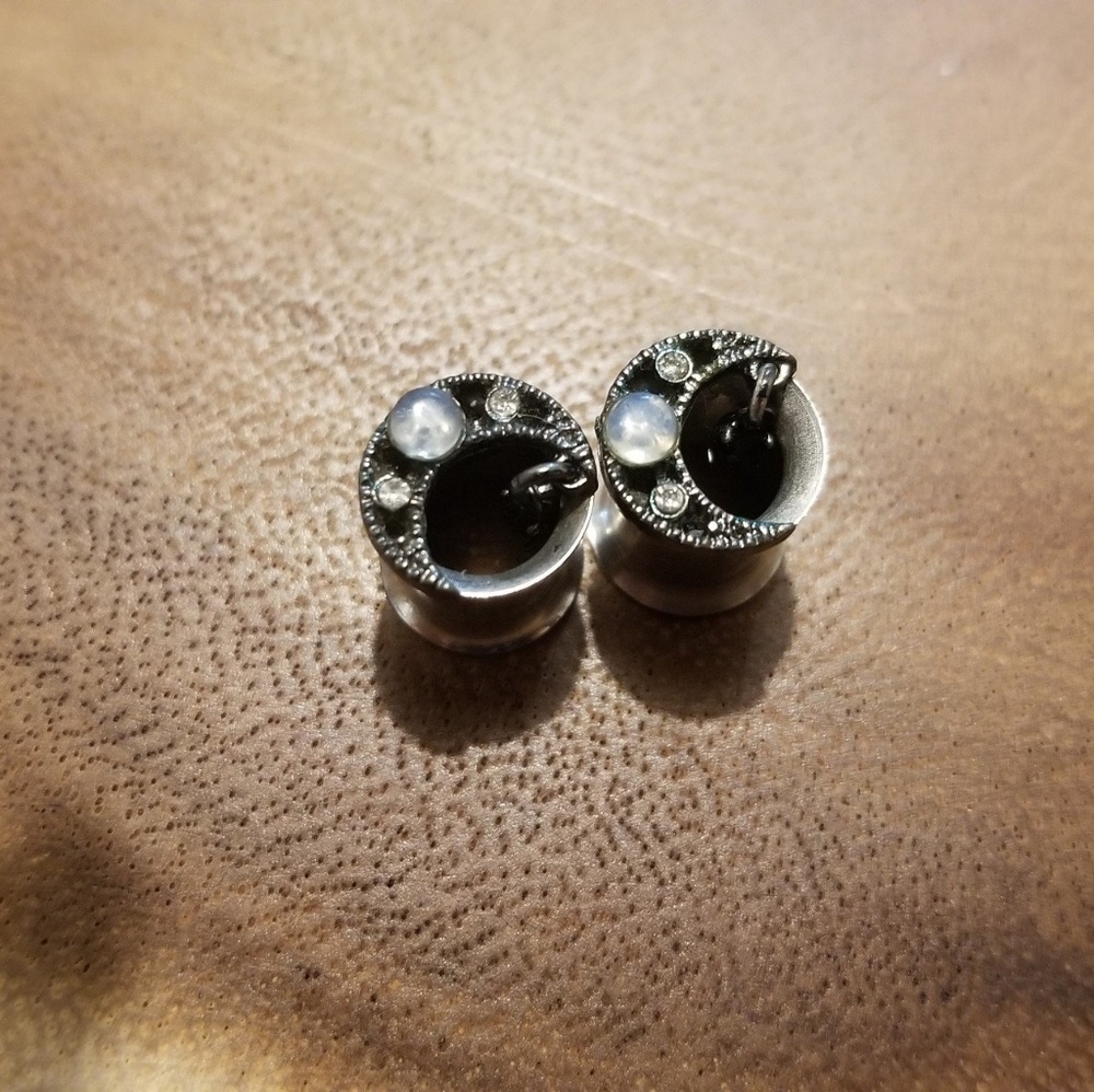 0g Crescent Moon Tunnels
